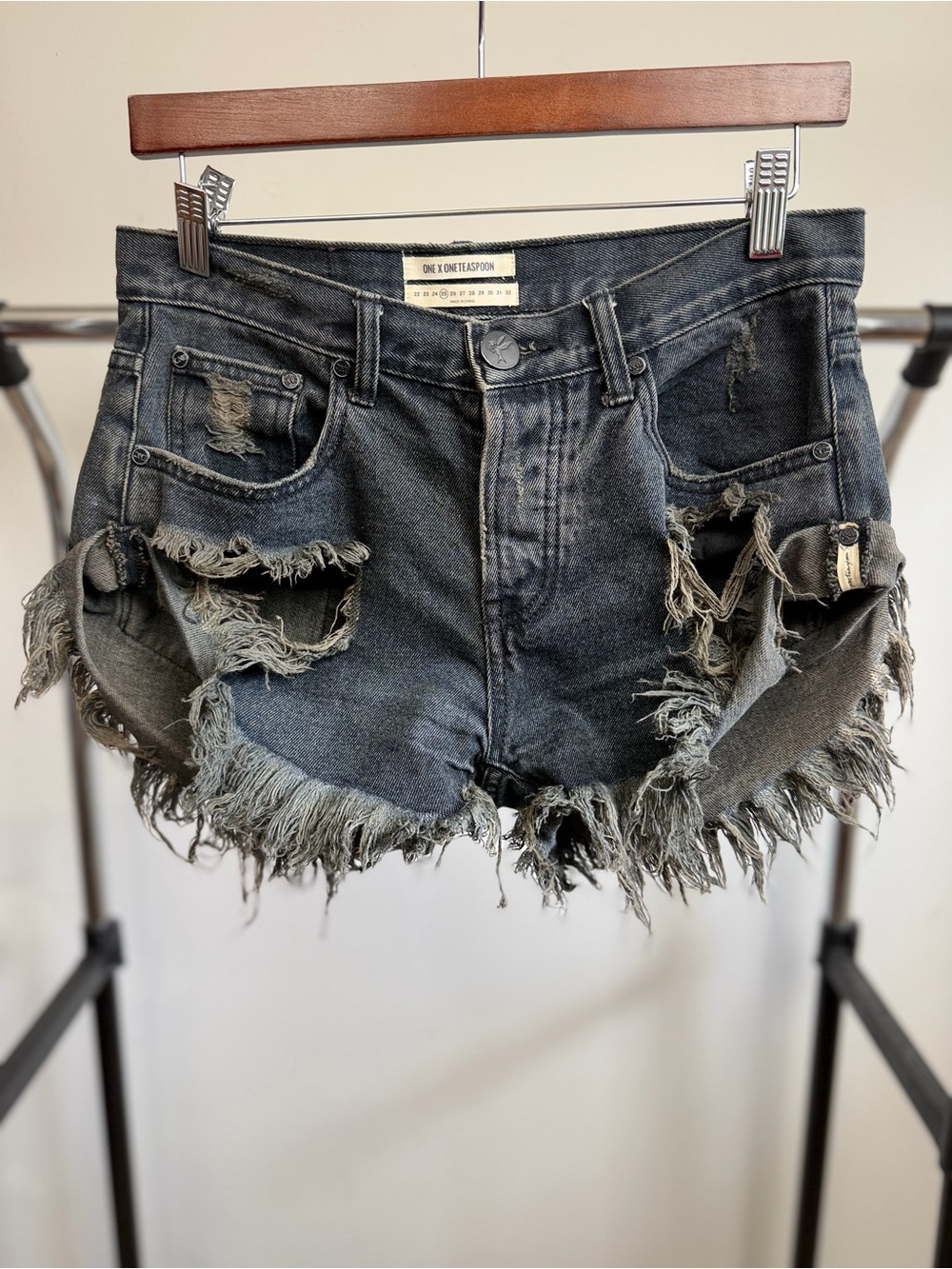 OneTeaspoon Bandits Black Distressed Denim Shorts Size 25